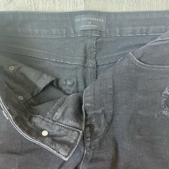 No boundaries black denim shorts - Picture 2 of 3